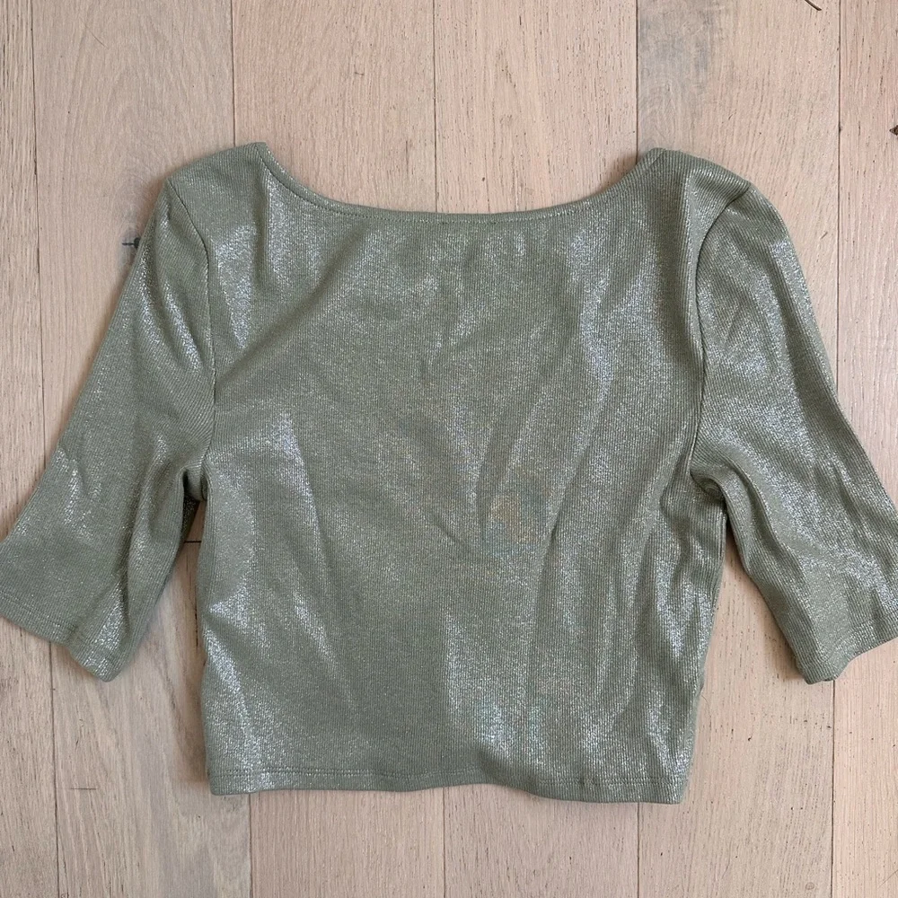 Express Crop Top - Picture 2 of 3